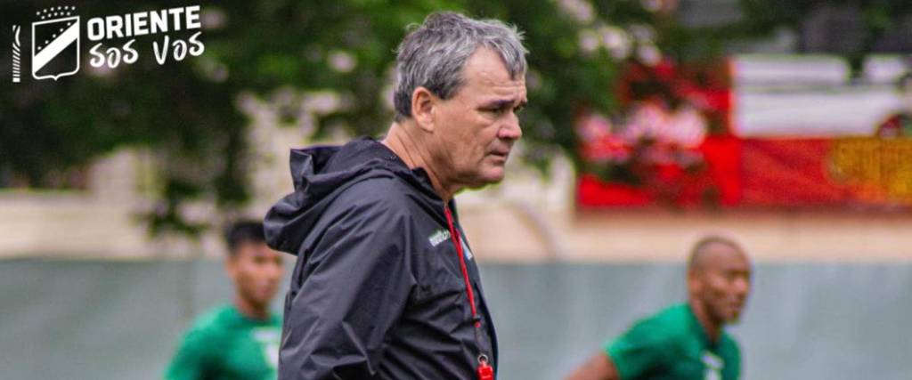 El entrenador de Oriente Petrolero, Víctor Hugo Antelo, continúa a cargo del primer plantel verdolaga.