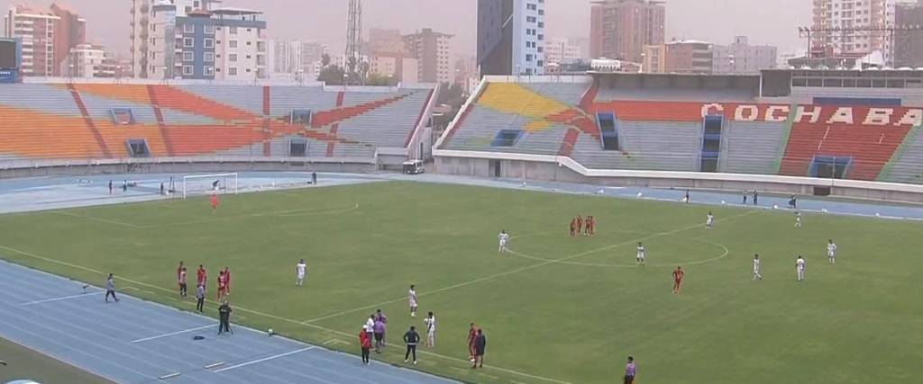 El encuentro entre FC Universitario y Guabirá se detuvo por algunos minutos debido a los fuertes vientos. 