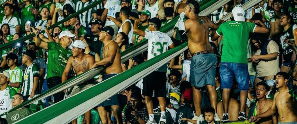 La barra brava de Oriente Petrolero. 