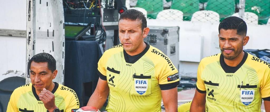 Árbitros de Bolivia que dirigen partidos oficiales de la División Profesional.