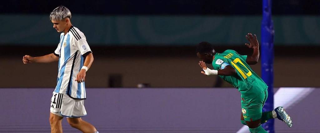 Amara Diouf celebra el segundo tanto de Senegal que derrotó a la Argentina por 2 a 1 en el debut. 