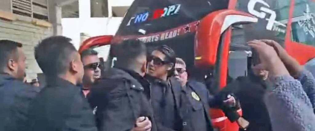 La seguridad contiene a Baldivieso en medio del cruce con un hincha de Bolívar.