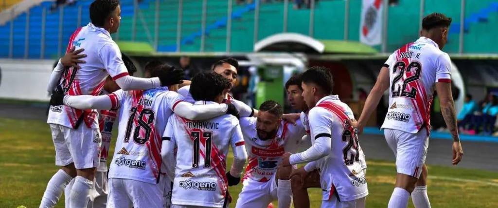 Los jugadores de Nacional Potosí celebran uno de los goles en el estadio Víctor Agustín Ugarte.