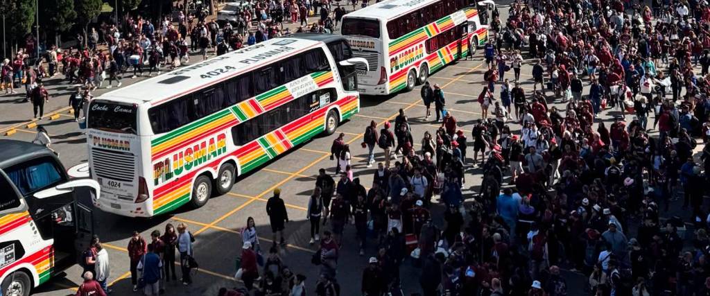 Hinchas del club Lanús partieron desde Argentina a Asunción en buses.