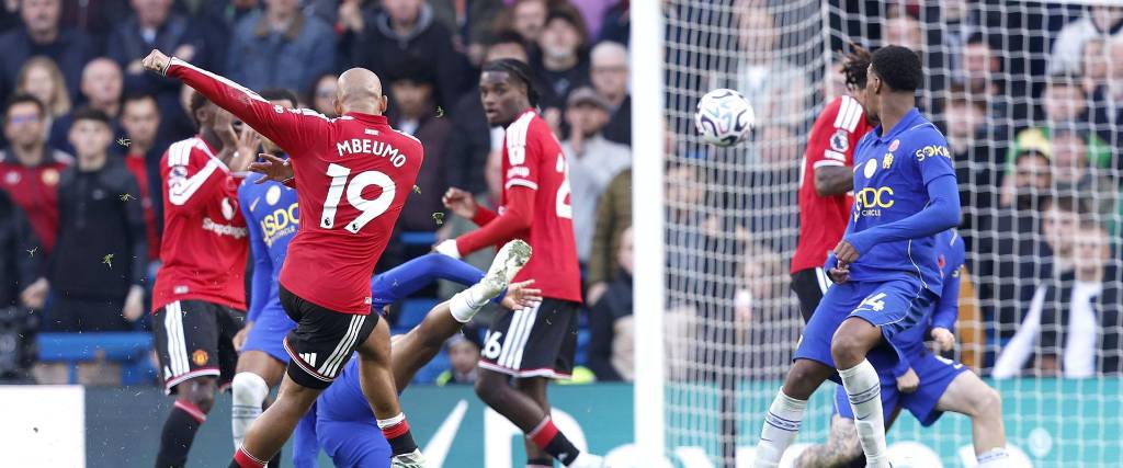 El delantero del Manchester United, Bryan Mbeumo (C), remata de media distancia ante el Chelsea. 
