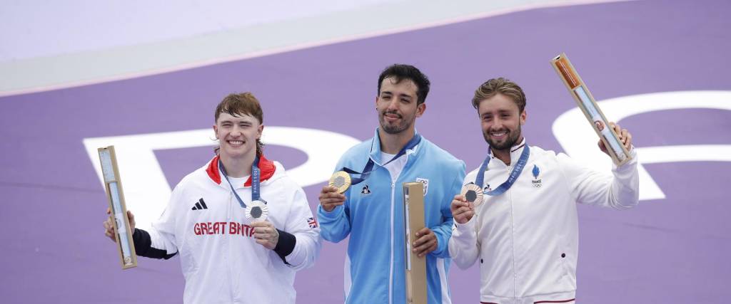 José Torres Gil, al centro de la imagen, con la medalla de oro obtenida este miércoles