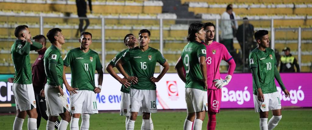 Jugadores de la selección tras el partido con Ecuador en La Paz