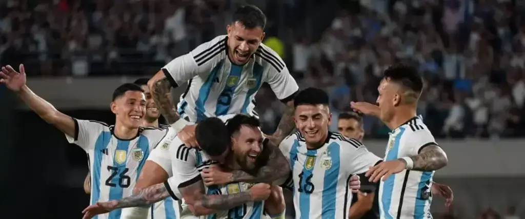 Jugadores de Argentina celebran un gol en un encuentro amistoso previo al Mundial. 