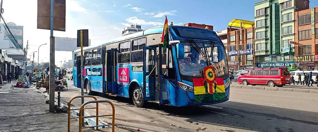 Buses ediles que trasladarán a lso hinchas del duelo Bolivia Vs Colombia.