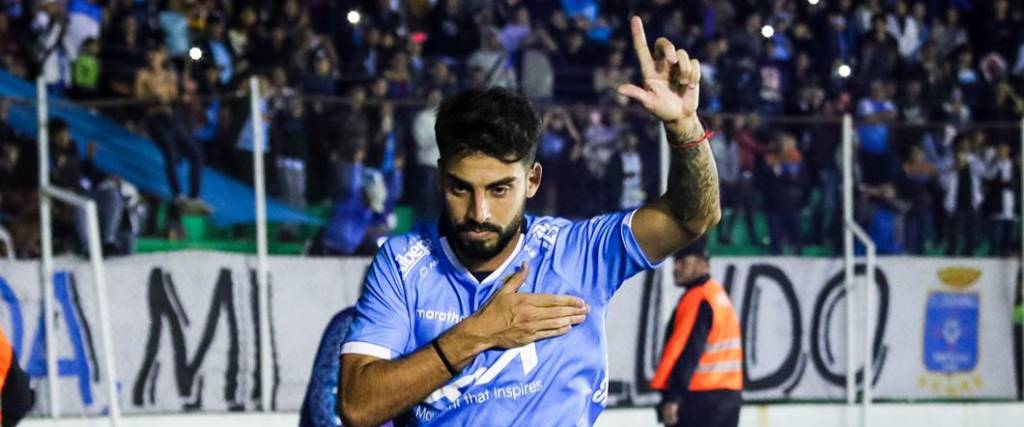 Gastón Rodríguez festeja tras marcar el penal.