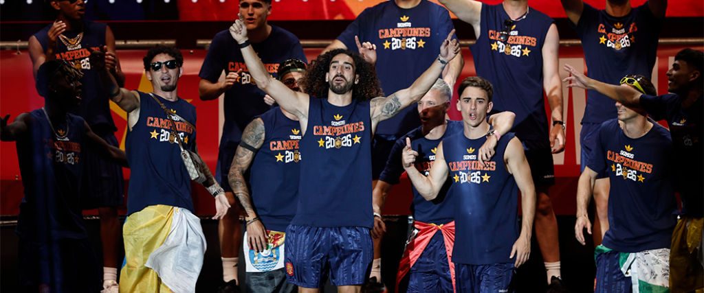 Marc Cucurella volvió realizar su clásico celebración por la victoria de la selección española.