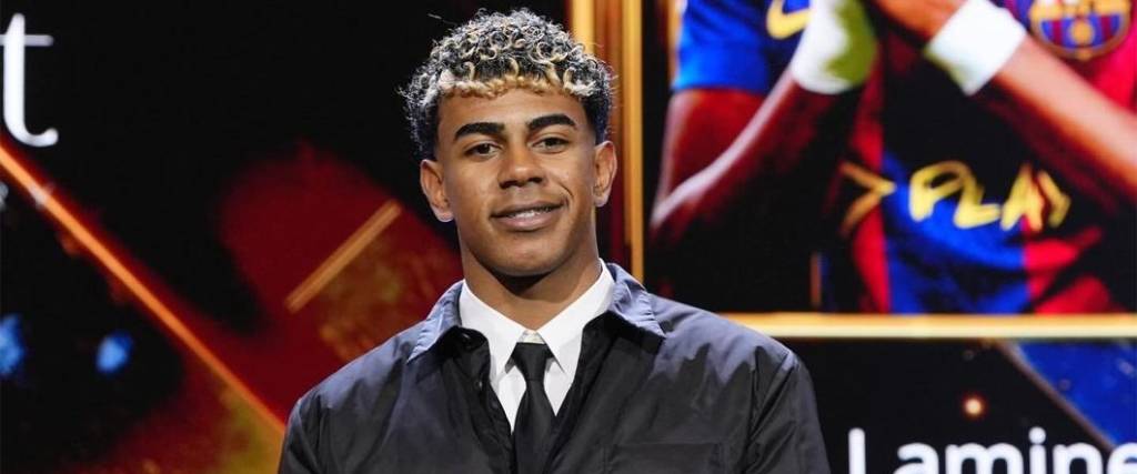 El joven delantero del Barcelona recibió dos premios en la gala de los Globe Soccer Awards en Dubái.