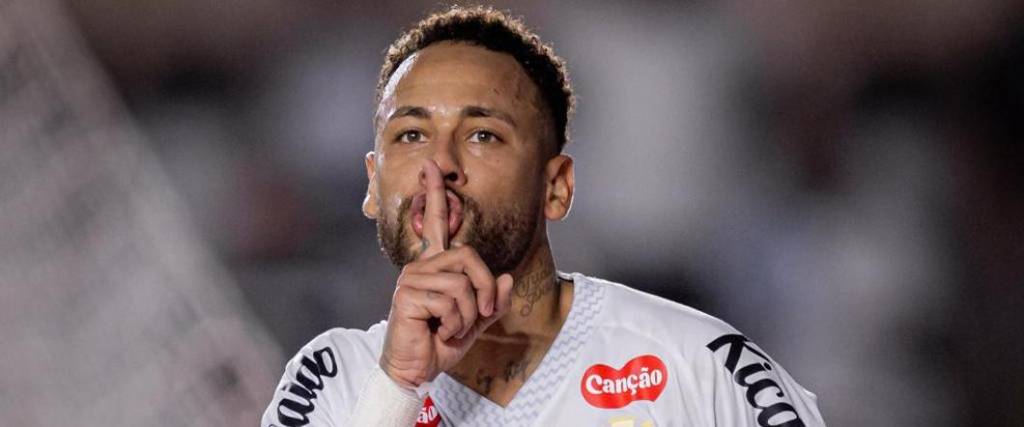 El astro brasileño marcó dos goles para la victoria del Santos en el Brasileirao.