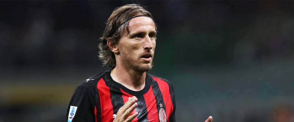 El mediocampista croata, de 41 años, renovó su contrato con el AC Milan por una temporada más.