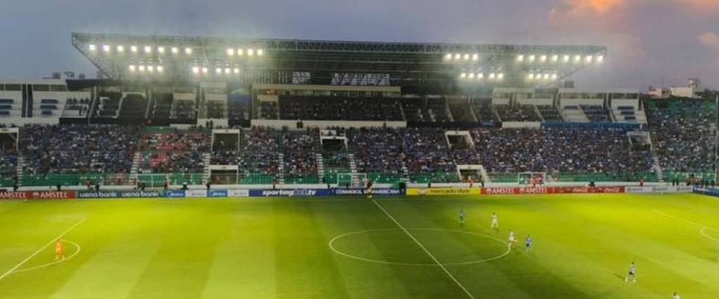 El sistema de iluminación del estadio Tahuichi fue blanco de críticas por parte de los medios internacionales.