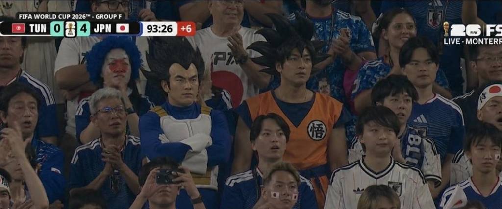 Vegeta y Goku observaron el juego entre Japón y Túnez desde las tribunas del estadio Gigante de Acero.