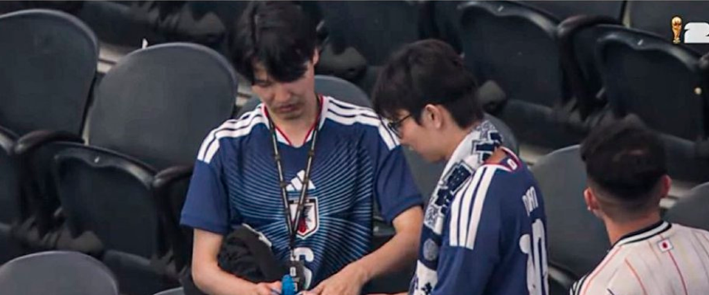 Como muestra de respeto, hinchas japoneses limpian su sector tras finalizar el partido