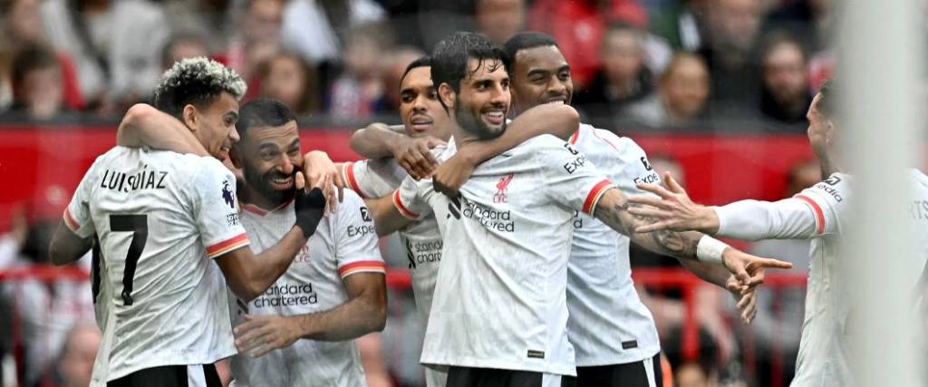 El Liverpool obtuvo una victoria por 3-0 en condición de visitante al Manchester United, en Old Trafford.