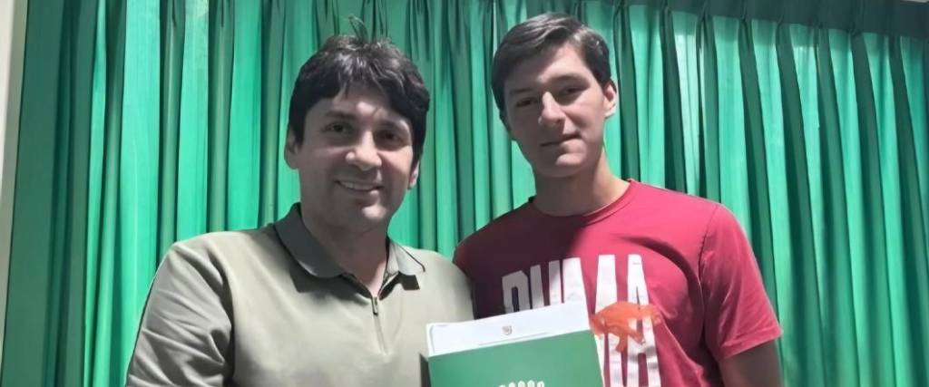 Raldes junto a Fabricio Sosa, mediocampista de 20 años que tendrá una oportunidad en Oriente Petrolero.