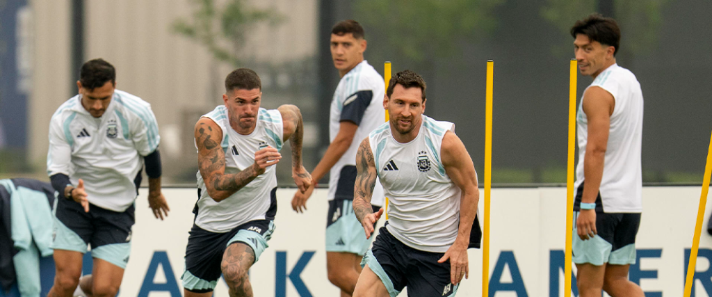 El fuerte aguacero, alteró la planificación de los finalistas a pocas horas del decisivo duelo del Mundial