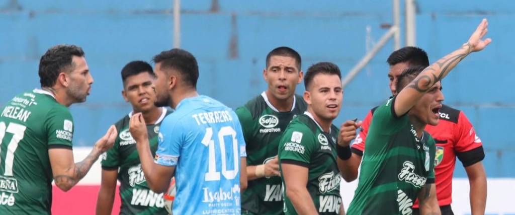 Los jugadores de Oriente reclamaron por la repetición del penal por doble toque de Adalid Terrazas.