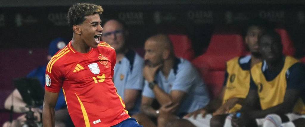 El delantero del Barcelona se convirtió en el jugador más joven en marcar un gol en la historia de la Euro.