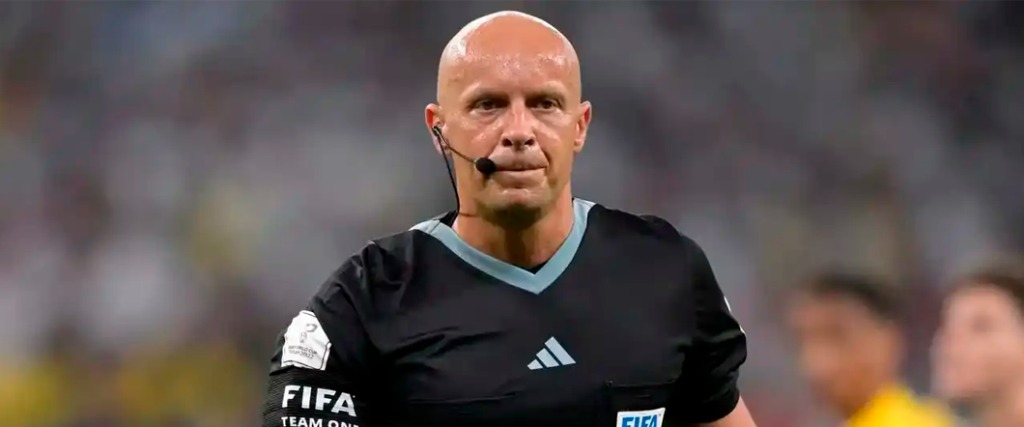 Szymon Marciniak dirigirá el debut entre Argentina y Argelia, este martes en Kansas City.