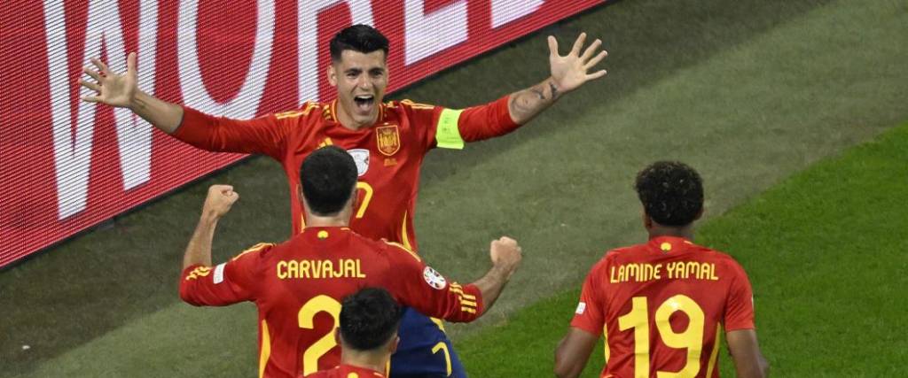 Morata sale a celebrar el tanto conseguido para Roja tras la equivocación del defensor del Bolonia.