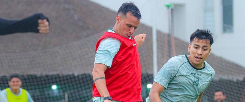 El cruceño Celin Padilla (de fondo) busca consolidarse en el equipo de Oriente Petrolero en 2026.