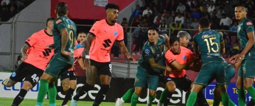 La academia paceña terminó empatando el partido tras ir cayendo 2-0 en un flojo primer tiempo.