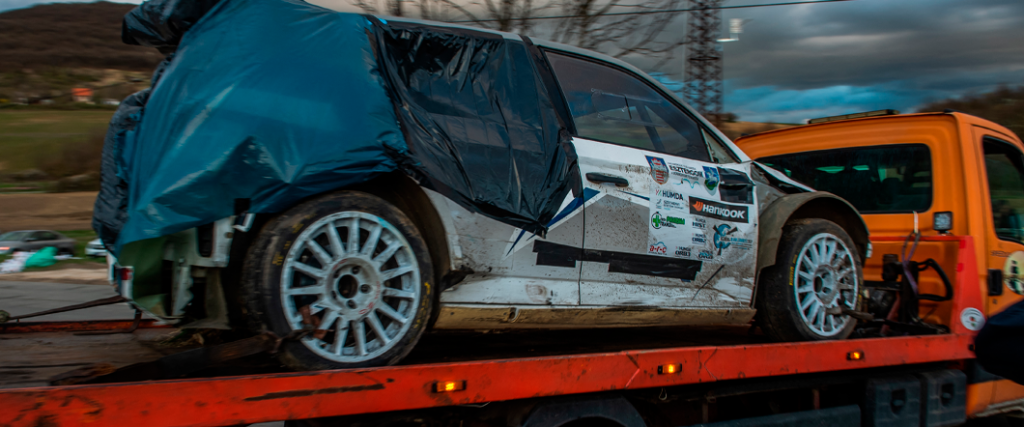 La máquina fue retirada en una grúa tras el accidente. 