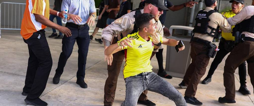 Varios hinchas colombianos fueron detenidos al momento de ingresar a la final de la Copa sin boletos.