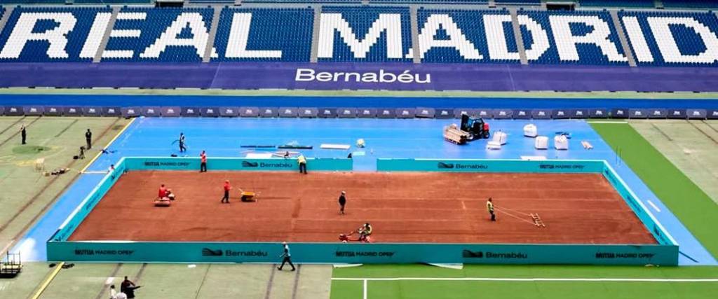 El estadio Santiago Bernabéu modificó la cancha de césped para tener una de tierra batida para tenis.