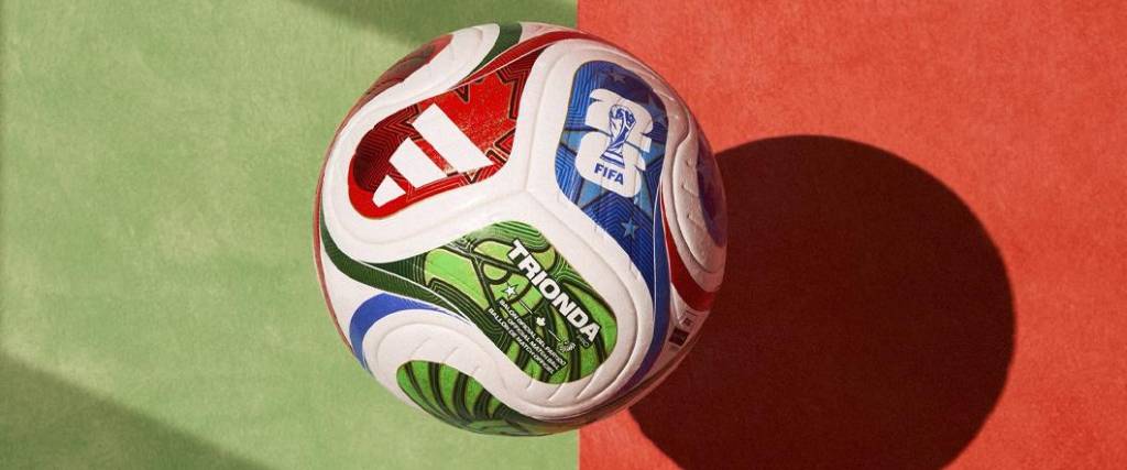 La marca alemana presentó el balón de la Copa del Mundo 2026, será de color rojo, verde y azul.