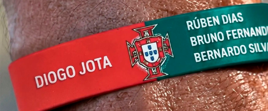 Los jugadores de Portugal llevarán manillas con el nombre de Diogo Jota en memoria del exjugador.