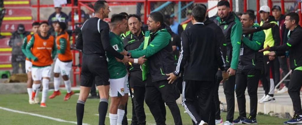 El atacante de Bolívar fue reemplazado por Miguel Terceros a los 30 minutos del primer tiempo en El Alto.