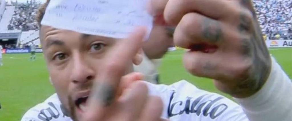 Neymar terminó frustrado por una nueva derrota del Santos y por un error arbitral en pleno partido.