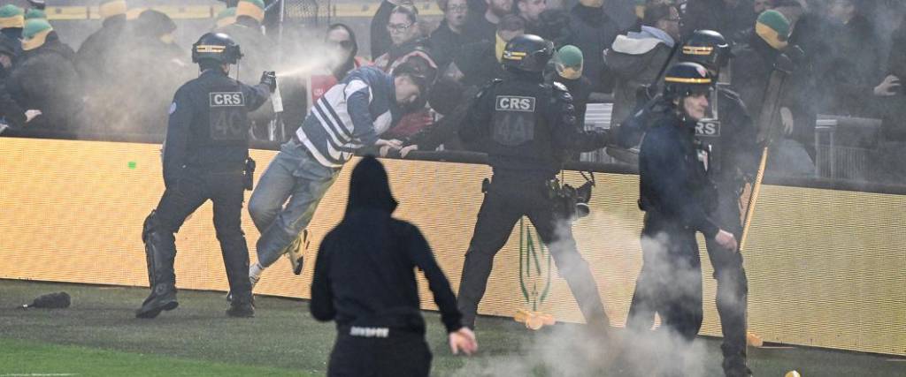 La Policía tuvo que intervenir para que los hinchas del Nantes puedan abandonar el campo de juego.