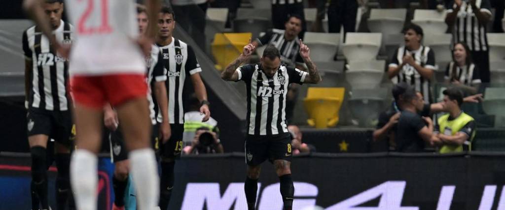 El equipo brasileño se quedó con la clasificación a cuartos de final tras empatar 2-2 ante RB Bragantino.