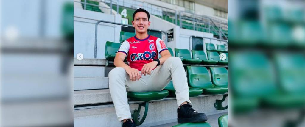 El joven mediocampista ofensivo ya posó con la camiseta del Fagiano Okayama de la liga japonesa.