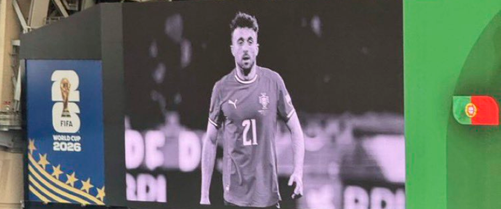 Mientras sonaba el himno de Portugal, Diogo Jota fue recordado por su selección en el debut.
