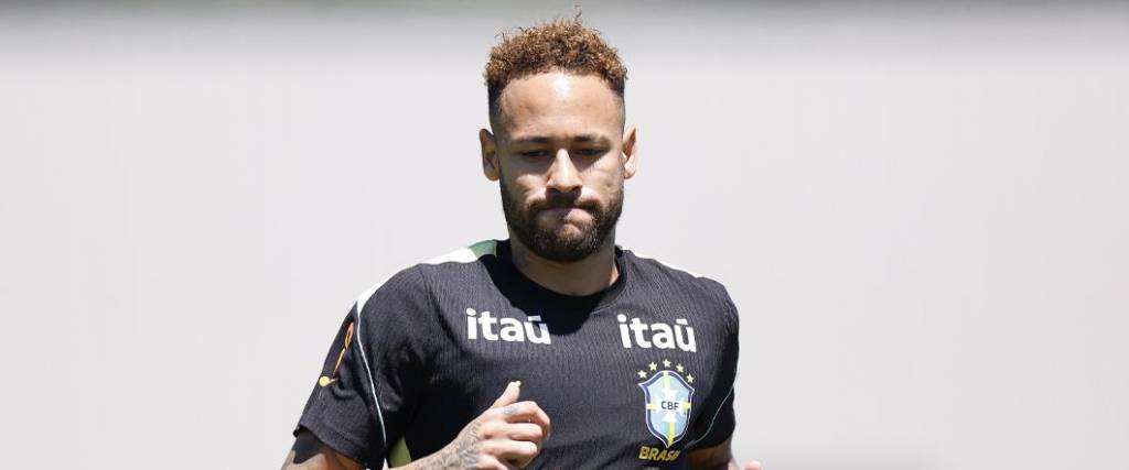 Neymar trabaja en el entrenamiento de Brasil, mientras espera para debutar en la Copa del Mundo.