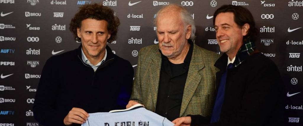 Diego Forlán fue presentado como nuevo DT de la sub-20 e interino de la absoluta de Uruguay.