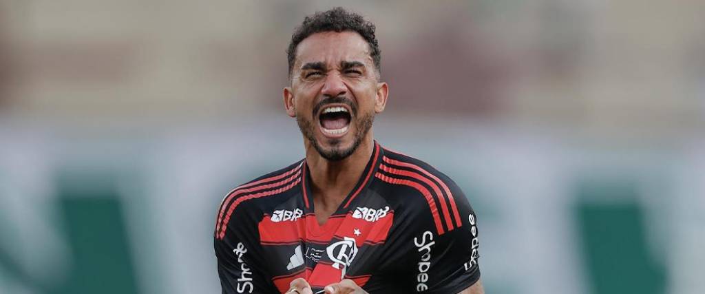 El defensor se convirtió en el primer jugador en ganar en dos ocasiones la Champions y la Libertadores.