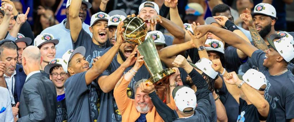 El equipo neoyorquino logró el tercer anillo de su historia en la NBA tras vencer a San Antonio en la final. 
