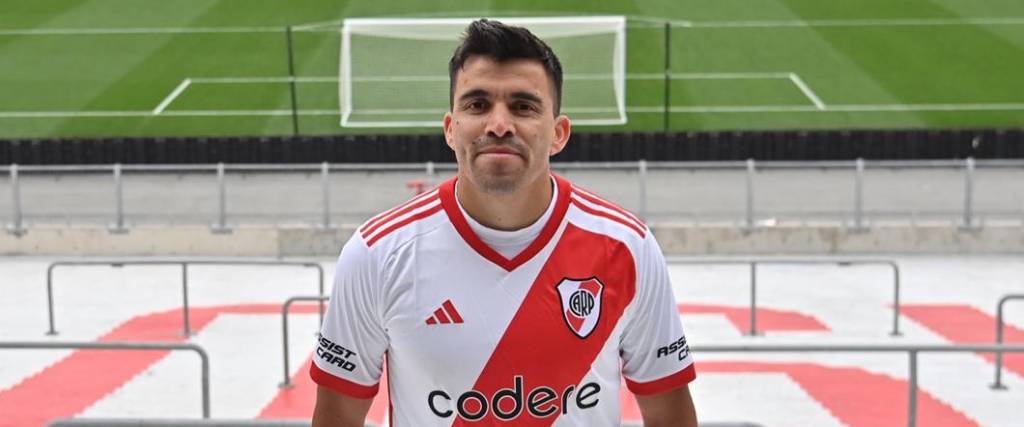 El exdefensor del Sevilla fue presentado este martes como nuevo jugador de River Plate de Argentina.