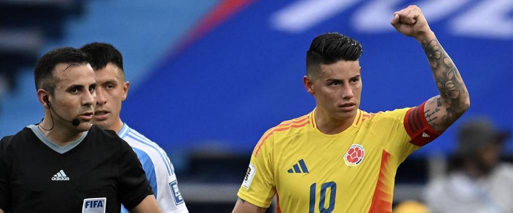 El mediocampista James Rodríguez anotó, de penal, el segundo tanto del equipo colombiano ante Argentina.