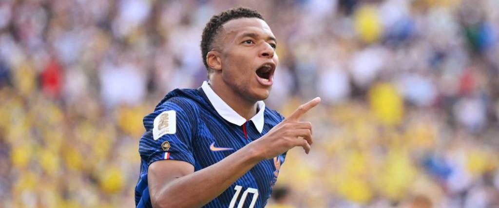 Kylian Mbappe de Francia celebra un gol ante Inglaterra, en el choque por el tercer puesto.