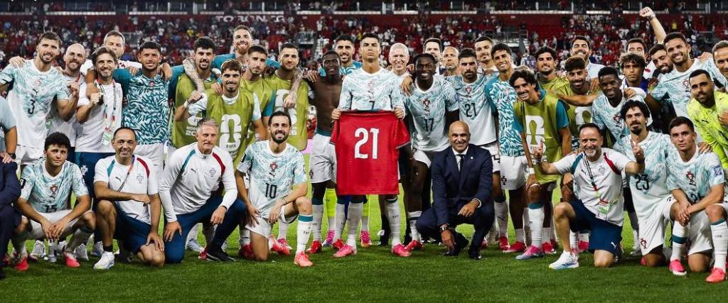 El equipo luso posó con la camiseta de Diogo Jota, jugador que falleció hace un año en un accidente de autos.