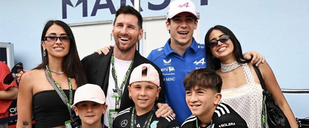 El astro argentino, junto a su esposa y tres hijos, aprovechó para compartir con el piloto Franco Colapinto.